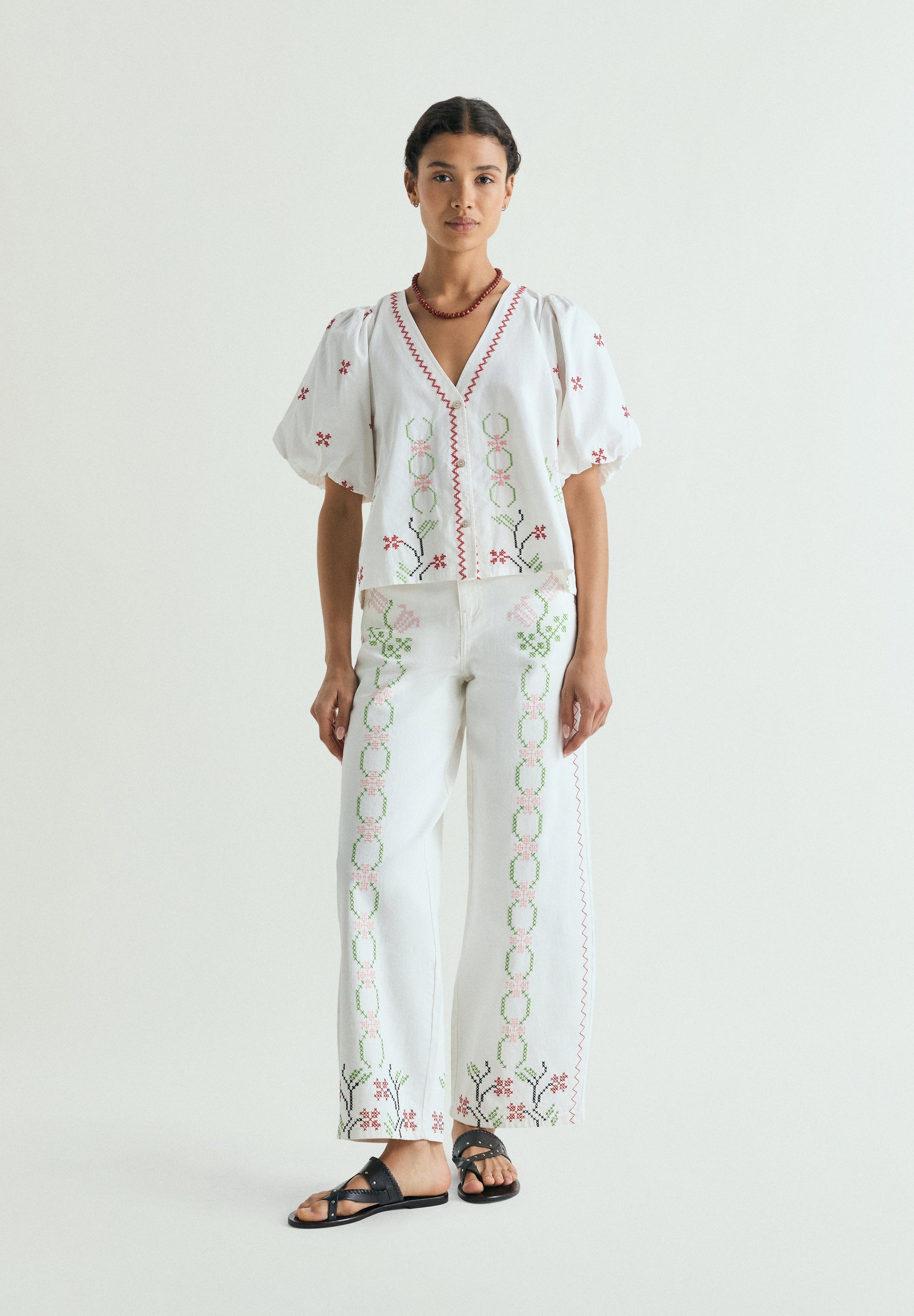 WIDE LEG JEANS WITH FLORAL EMBROIDERY