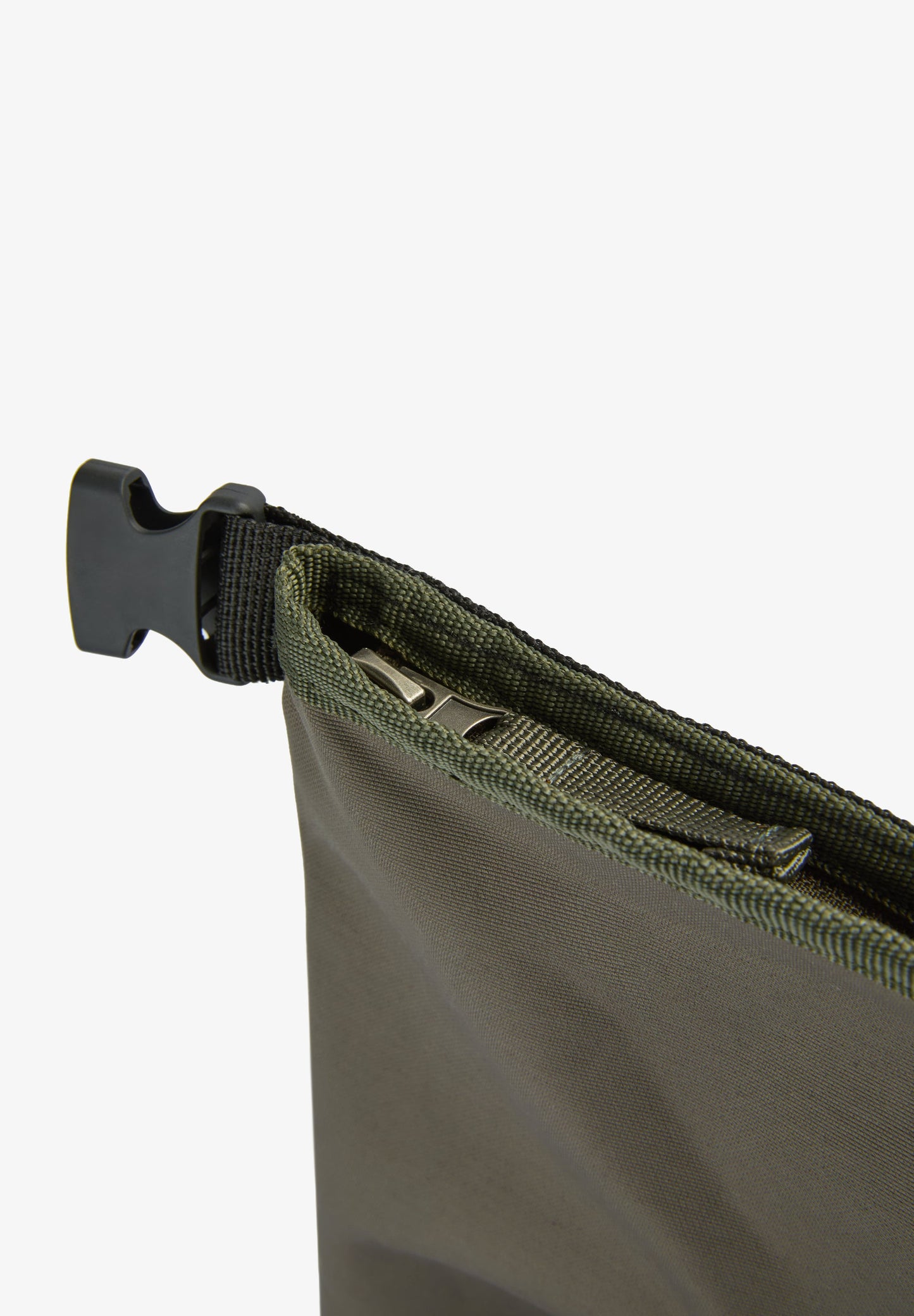 BACKPACK WITH ROLL-UP FASTENING