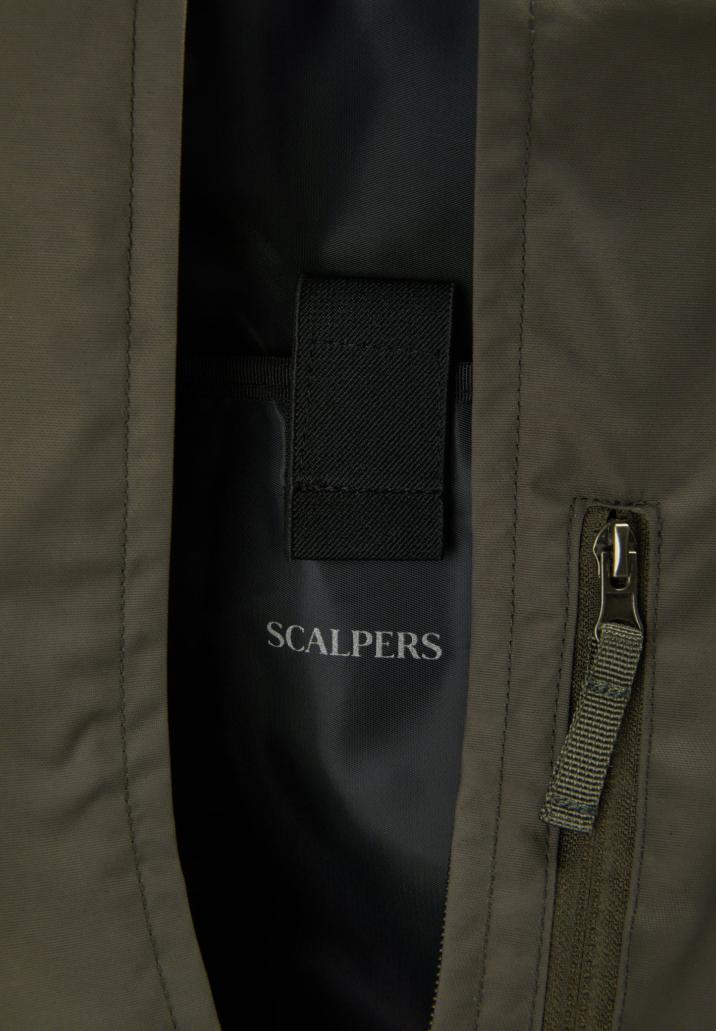 BACKPACK WITH ROLL-UP FASTENING