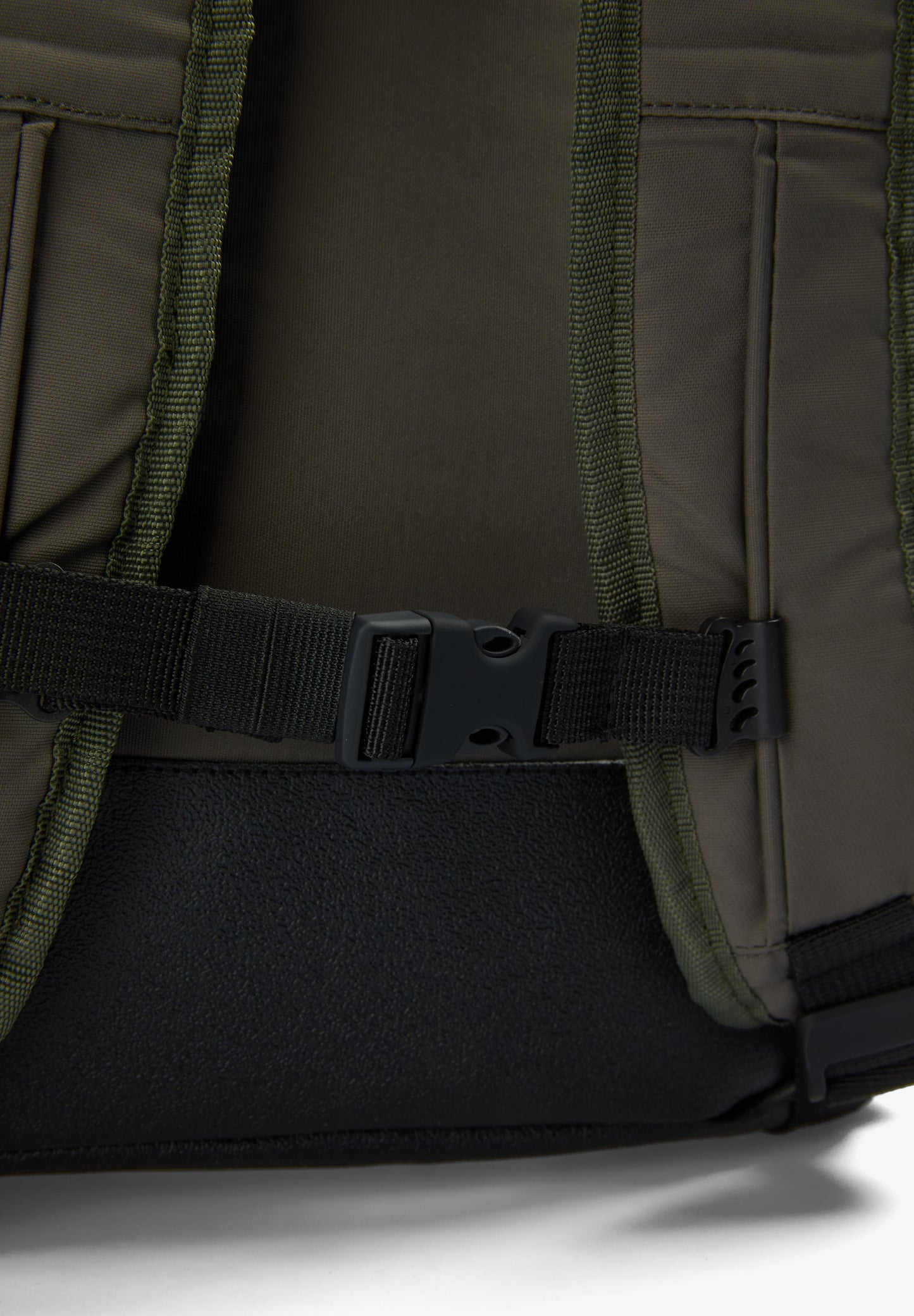 BACKPACK WITH ROLL-UP FASTENING
