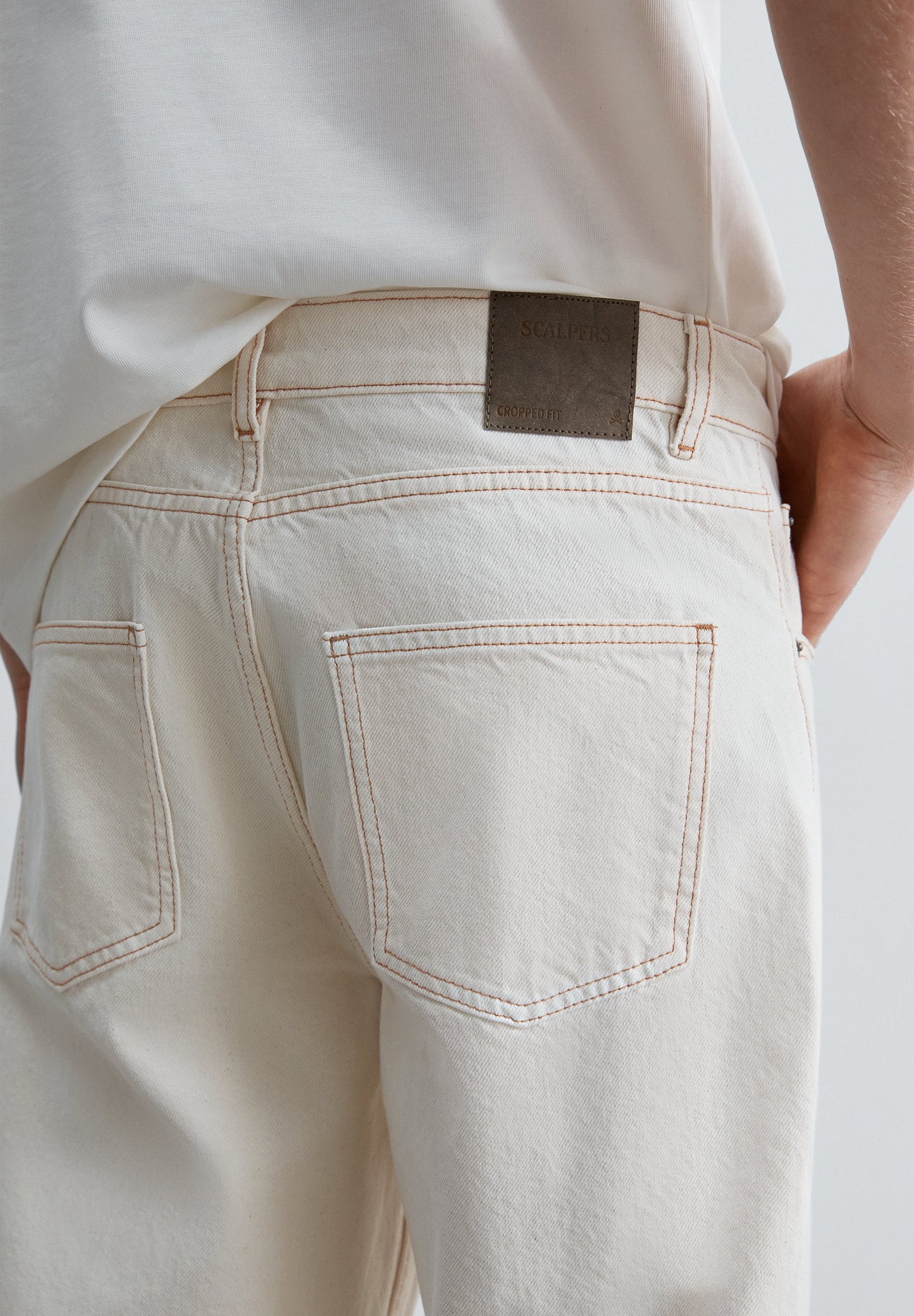CROPPED FIT JEANS