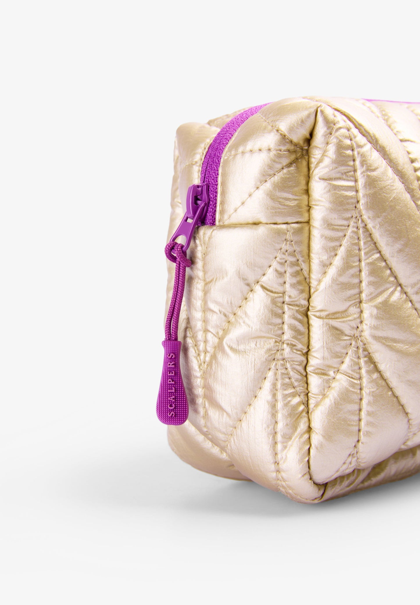 METALLIC QUILTED TOILETRY BAG