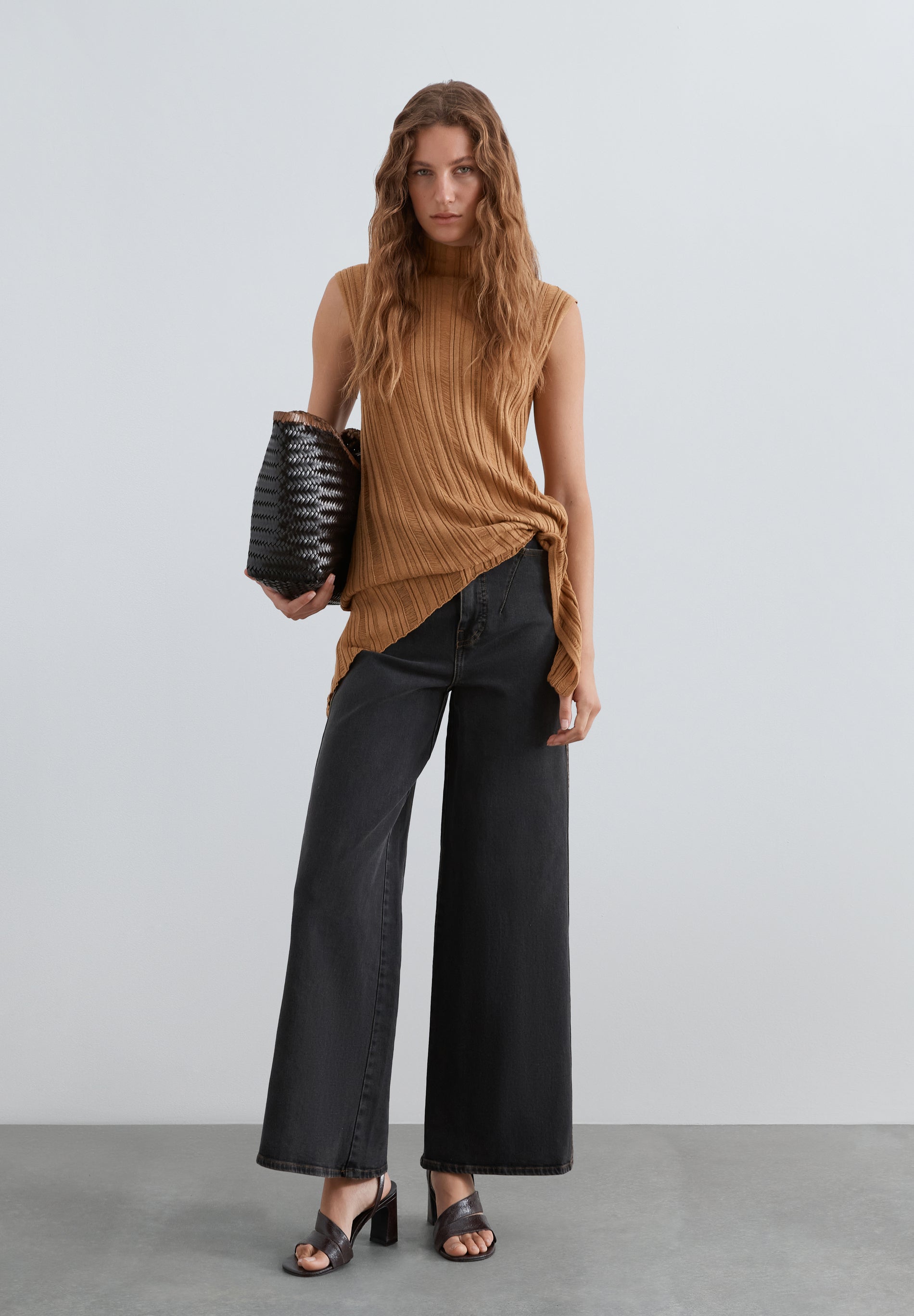 HIGH WAIST WIDE-LEG JEANS