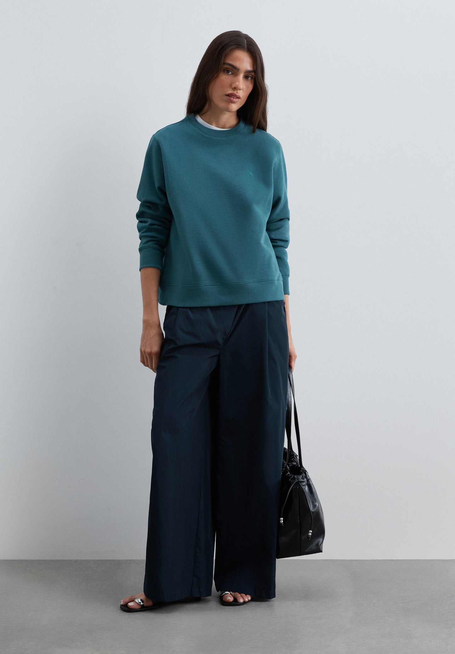 REGULAR FIT EMBROIDERED SWEATSHIRT
