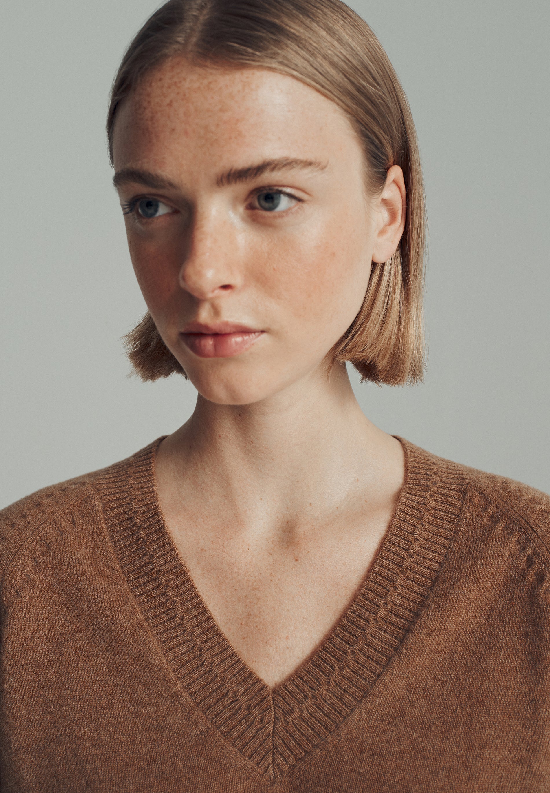 V-NECK 100% CASHMERE SWEATER