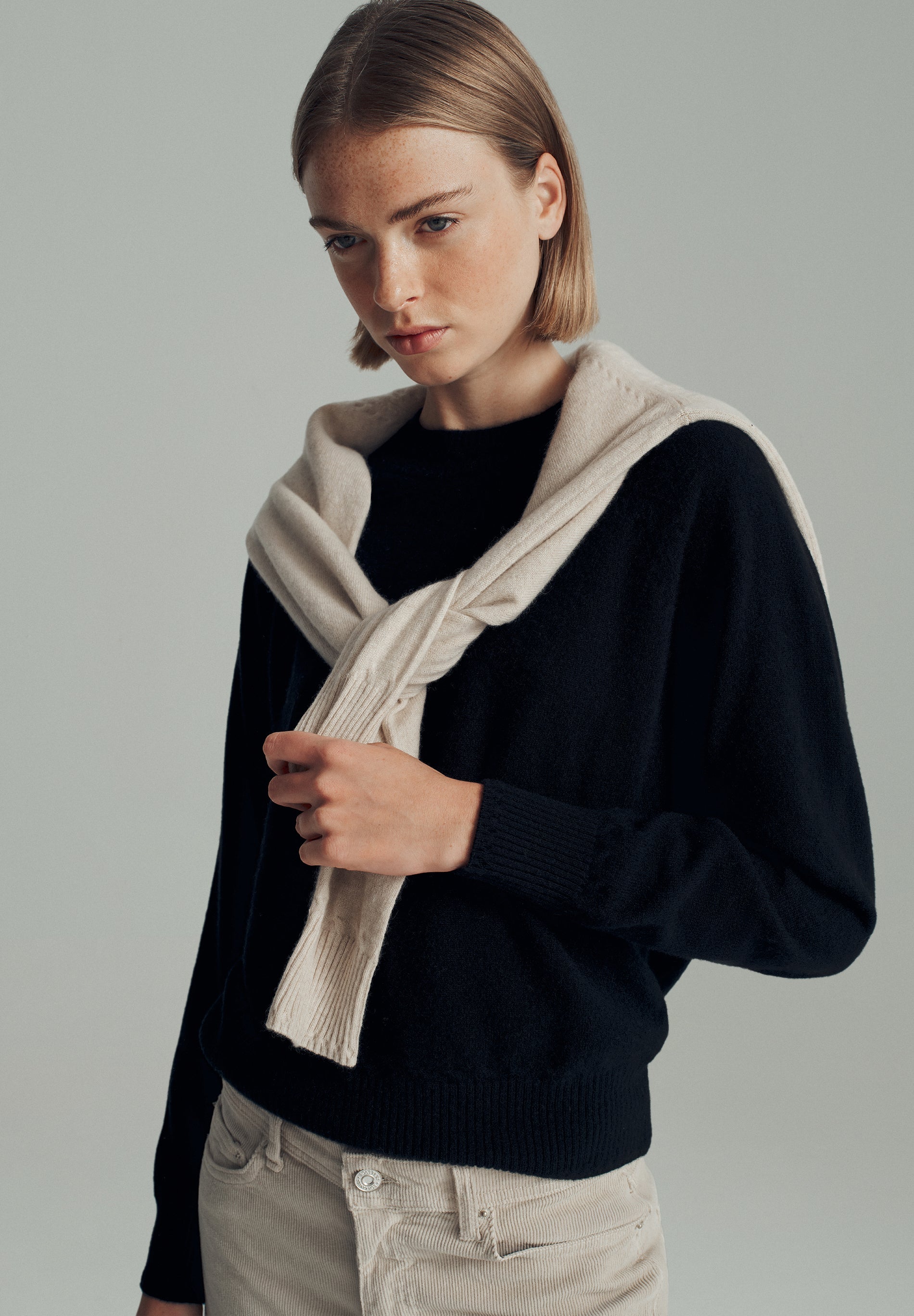 ROUND NECK 100% CASHMERE SWEATER