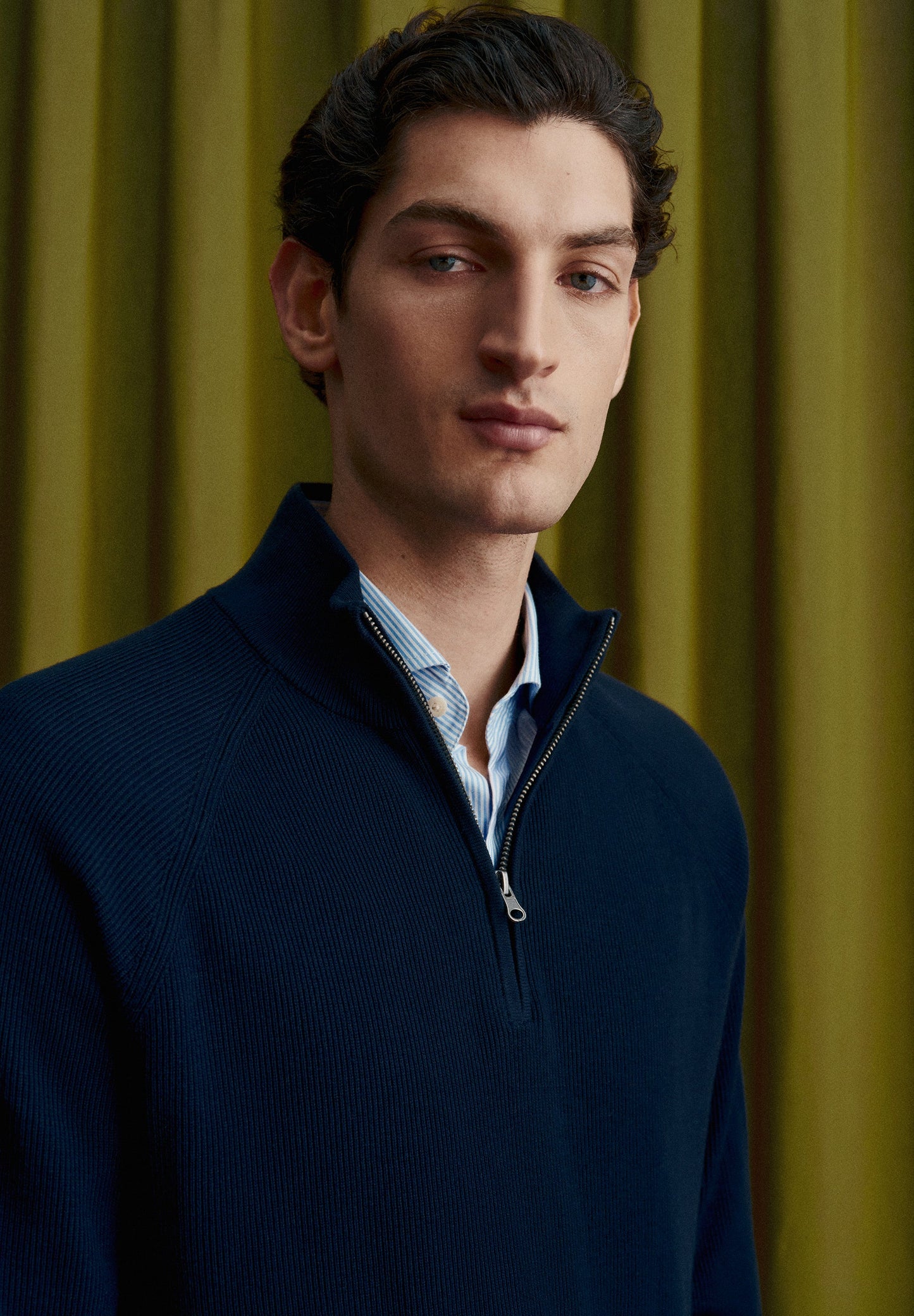 TRICOT TRUI MET OPSTAANDE KRAAG EN RITSSLUITING