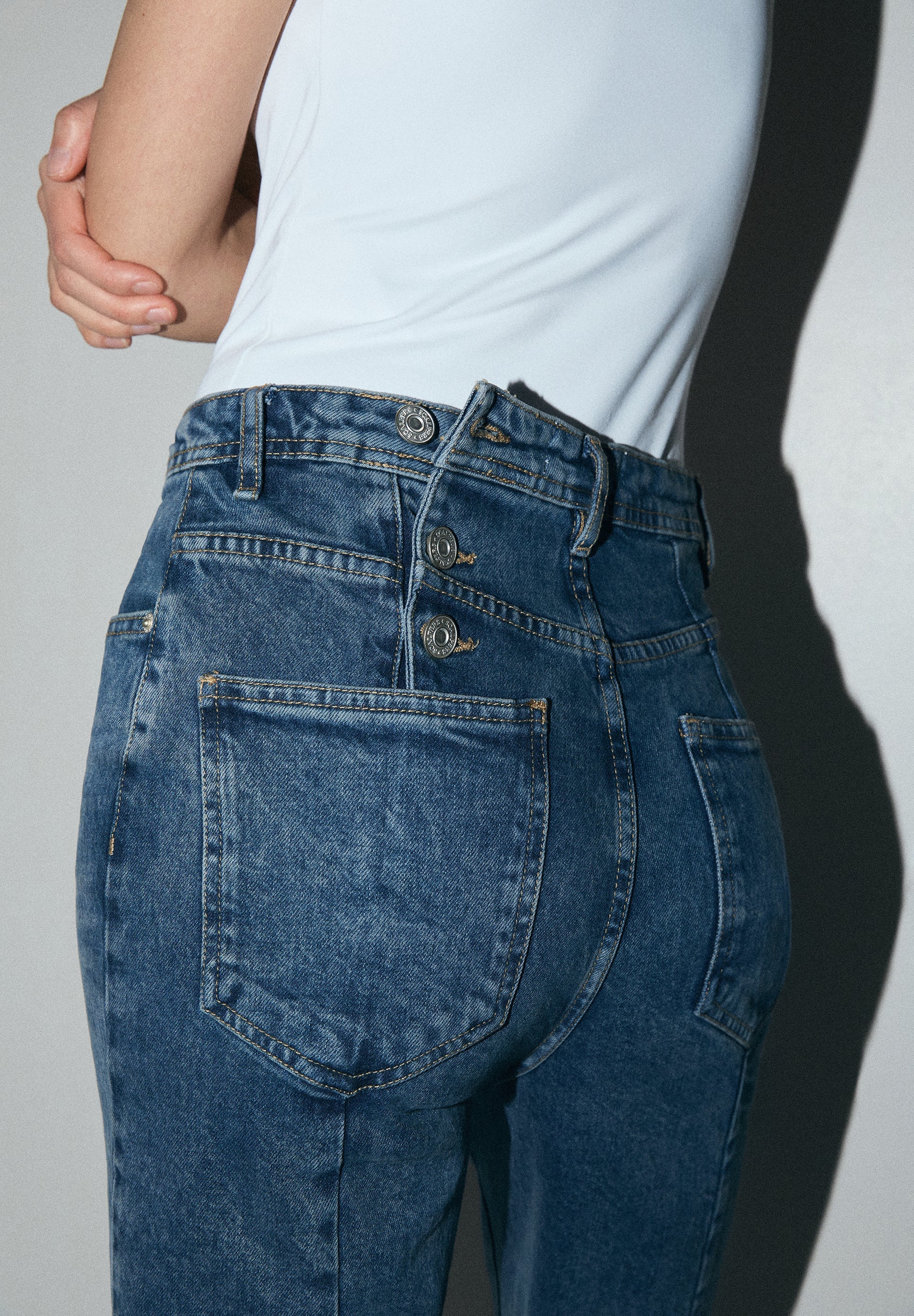 JEANS WITH BACK BUTTONS