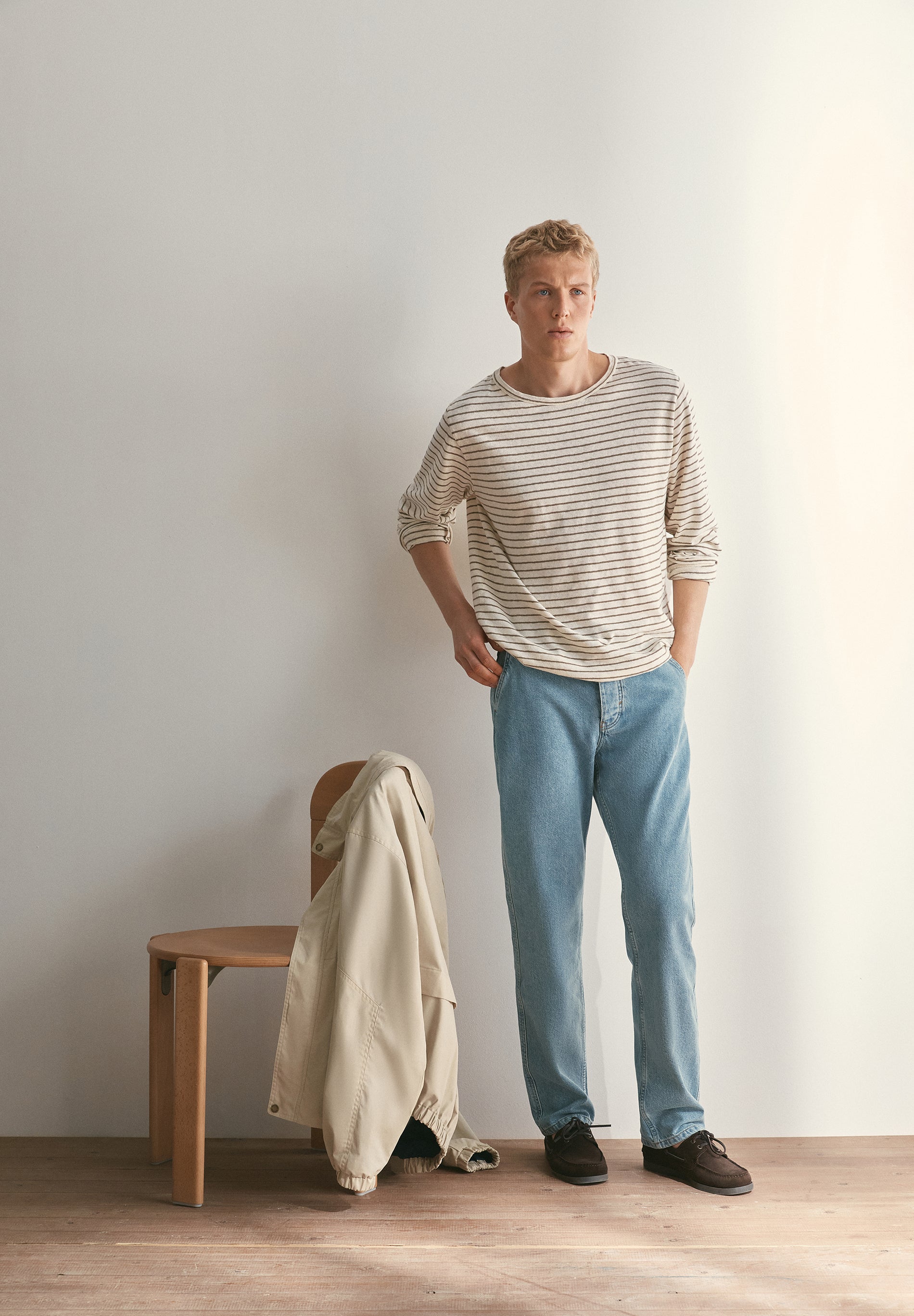 REGULAR FIT WASHED JEANS