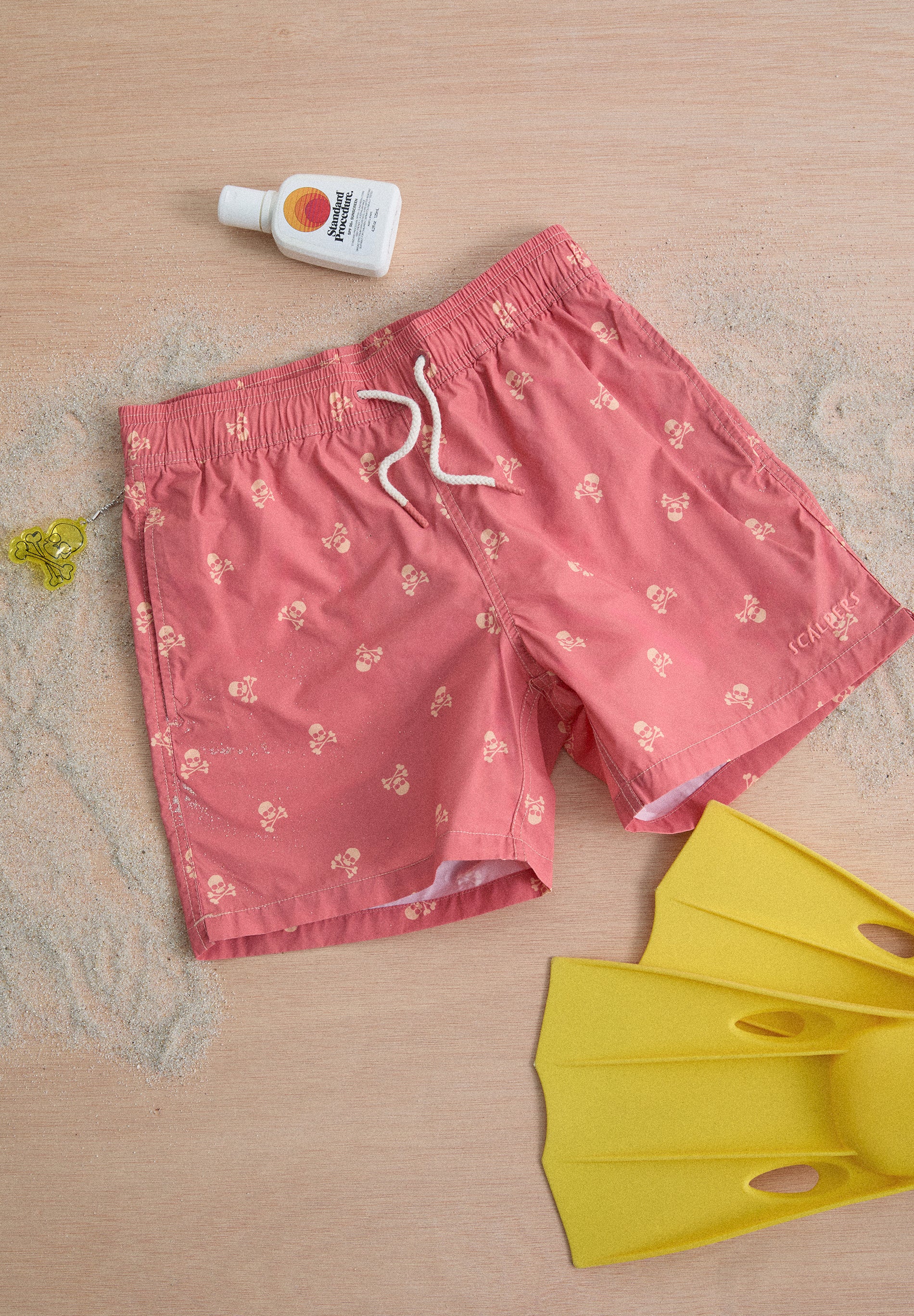 CONTRAST SKULL SWIMMING TRUNKS